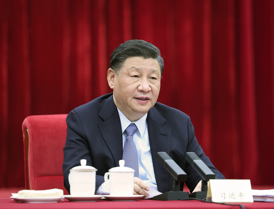 Presiden Xi Jinping menengok sebagian anggota MPPR yang terutama terdiri dari para ekonom