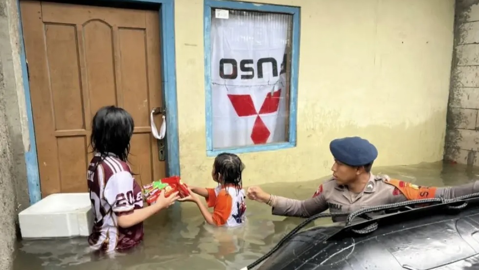 Terdampak Banjir, Brimob Polda Metro Jaya Evakuasi Warga di Cakung, Jakarta Timur