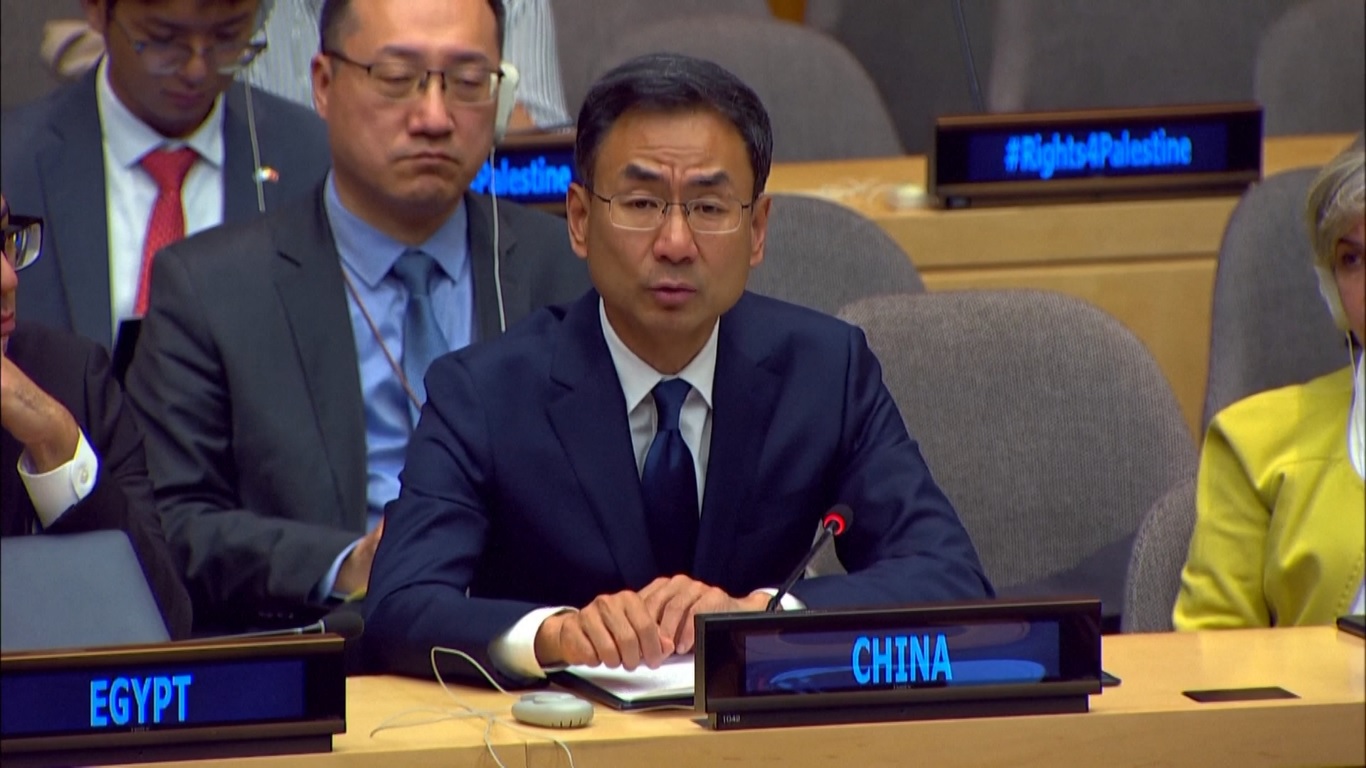 Geng menekankan bahwa hanya melalui penerapan solusi dua negara