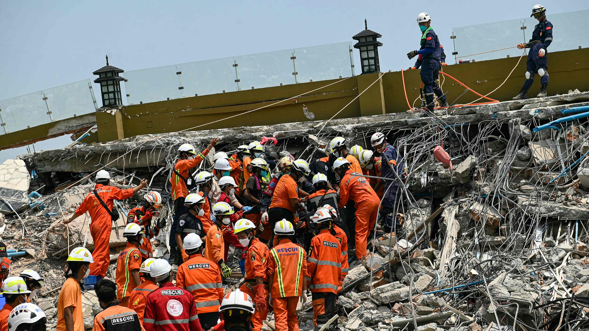 Pemerintah Tiongkok telah mengirimkan dua gelombang  pasokan bantuan kemanusiaan darurat dari Bandara Internasional Ibu Kota Beijing