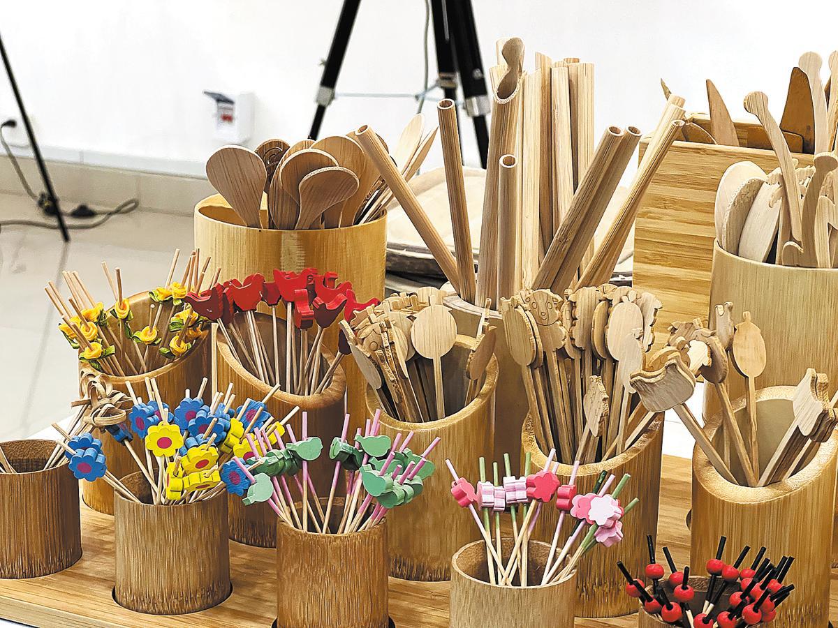 Berada di garis depan dalam gerakan untuk mengganti plastik dengan bambu