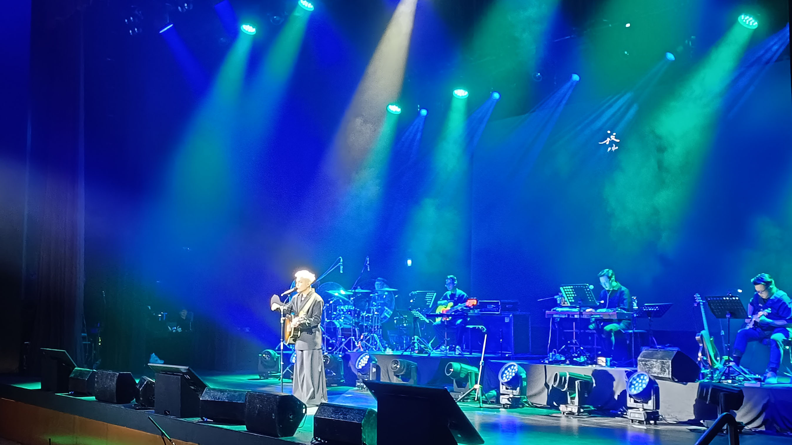 Penyanyi Mandarin asal Malaysia Firdhaus mengelar konser bertajuk Hello Again pada Minggu