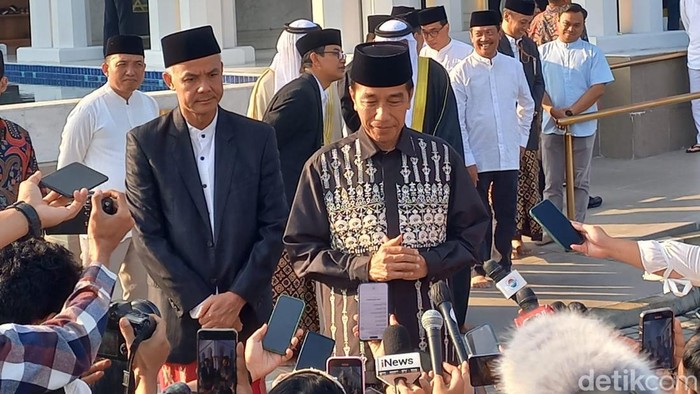 Presiden Joko Widodo (Jokowi) dan Gubernur Jawa Tengah Ganjar Pranowo melaksanakan salat Idul Fitri 1444 H/2023 M di Masjid Raya Sheikh Zayed