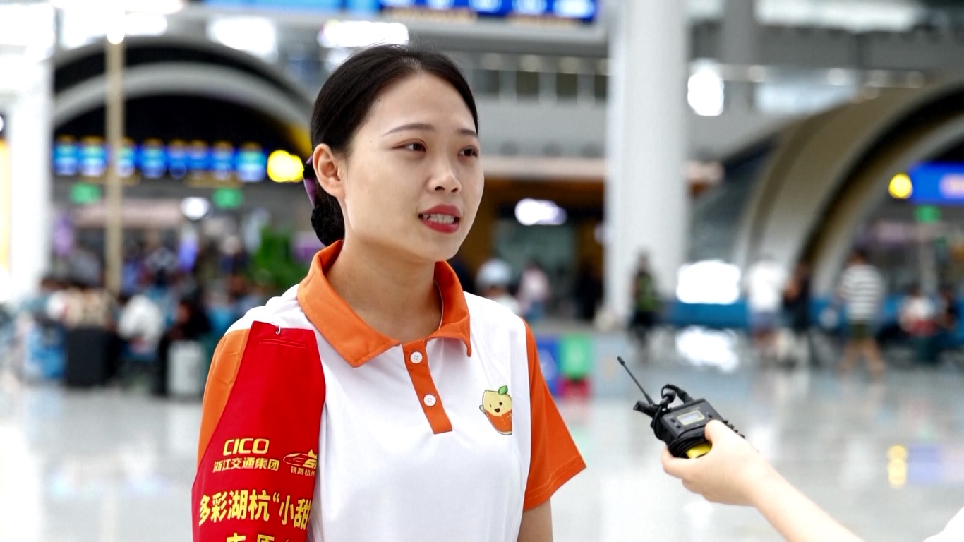 Para sukarelawan telah ditempatkan di setiap fasilitas bebas hambatan di seluruh stasiun kereta api