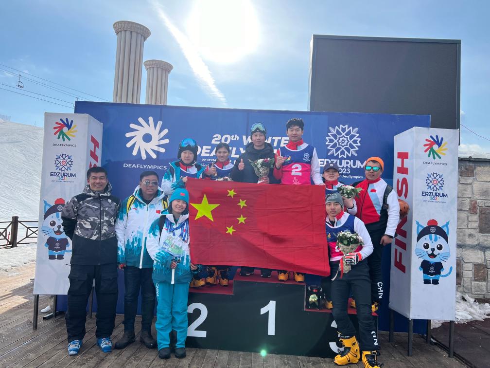 Atlet Tiongkok membuat sejarah dengan memenangkan medali emas papan seluncur salju individu pertama mereka di cabang slalom raksasa paralel putra dan putri di Deaflympics Musim Dingin di Erzurum