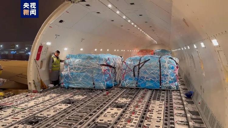 Perbekalan darurat yang diberangkatkan melalui pesawat dari Shanghai antara lain tenda selimut dan peralatan P3K lainnya