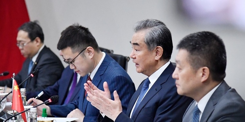 Sebagai sahabat dan mitra yang baik bagi negara-negara Timur Tengah Tiongkok  selalu dengan tegas mendukung mereka dalam mengeksplorasi jalur pembangunan secara mandiri