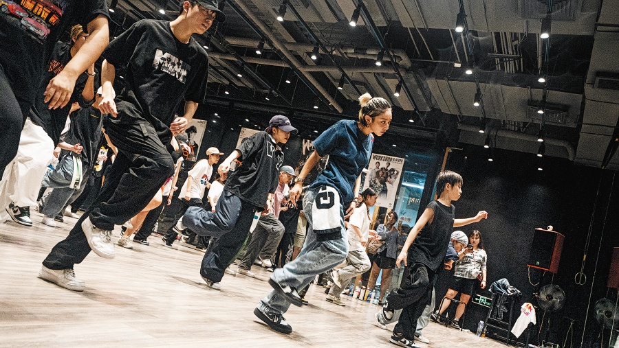 Menari adalah kesenangan universal bagi orang-orang dari segala usia dan pekerjaan