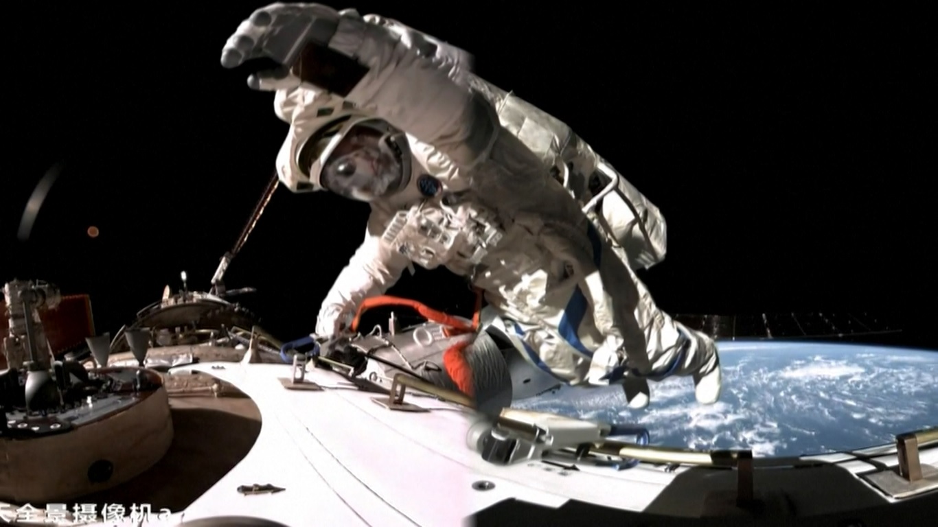 Anggota kru Shenzhou-19 di stasiun antariksa Tiongkok yang mengorbit berhasil menyelesaikan perjalanan luar angkasa selama sembilan jam pada hari Selasa (17/12) pukul 21:57 Waktu Beijing