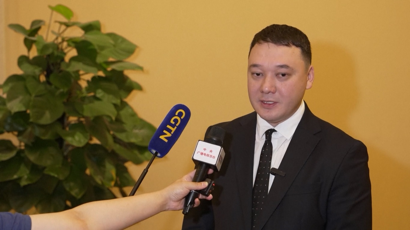 Seorang pejabat dari pemerintah Kirgistan menyoroti manfaat praktis yang dibawa oleh solusi AI Tiongkok sumber terbuka