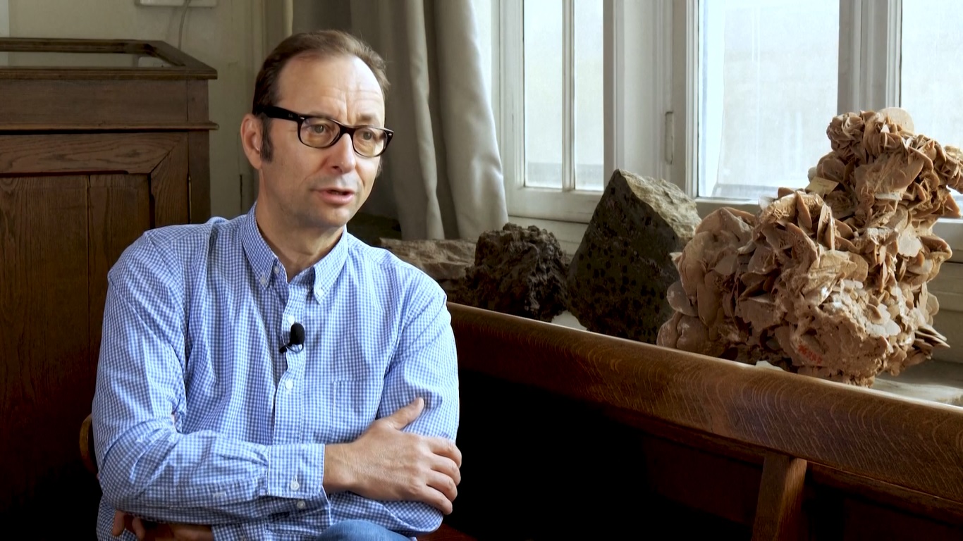 Seorang ahli dari Museum Sejarah Alam Prancis di Paris