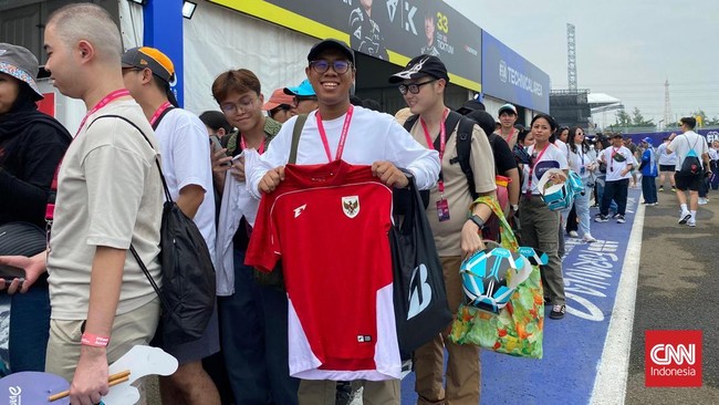 Garasi Pembalap Formula E Diserbu Fans Bawa Jersey Timnas Indonesia