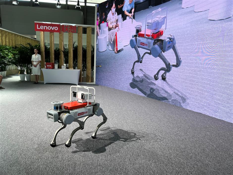 Pembuat komputer pribadi terbesar di dunia Lenovo mempercepat pengembangan perangkat dan sistem AI termasuk robot dan server AI unggulan