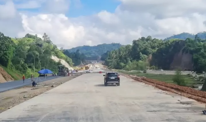 Kementerian Pekerjaan Umum dan Perumahan Rakyat (PUPR) menargetkan jalan tol Padang - Sicincin mulai beroperasi bulan Juli secara fungsional