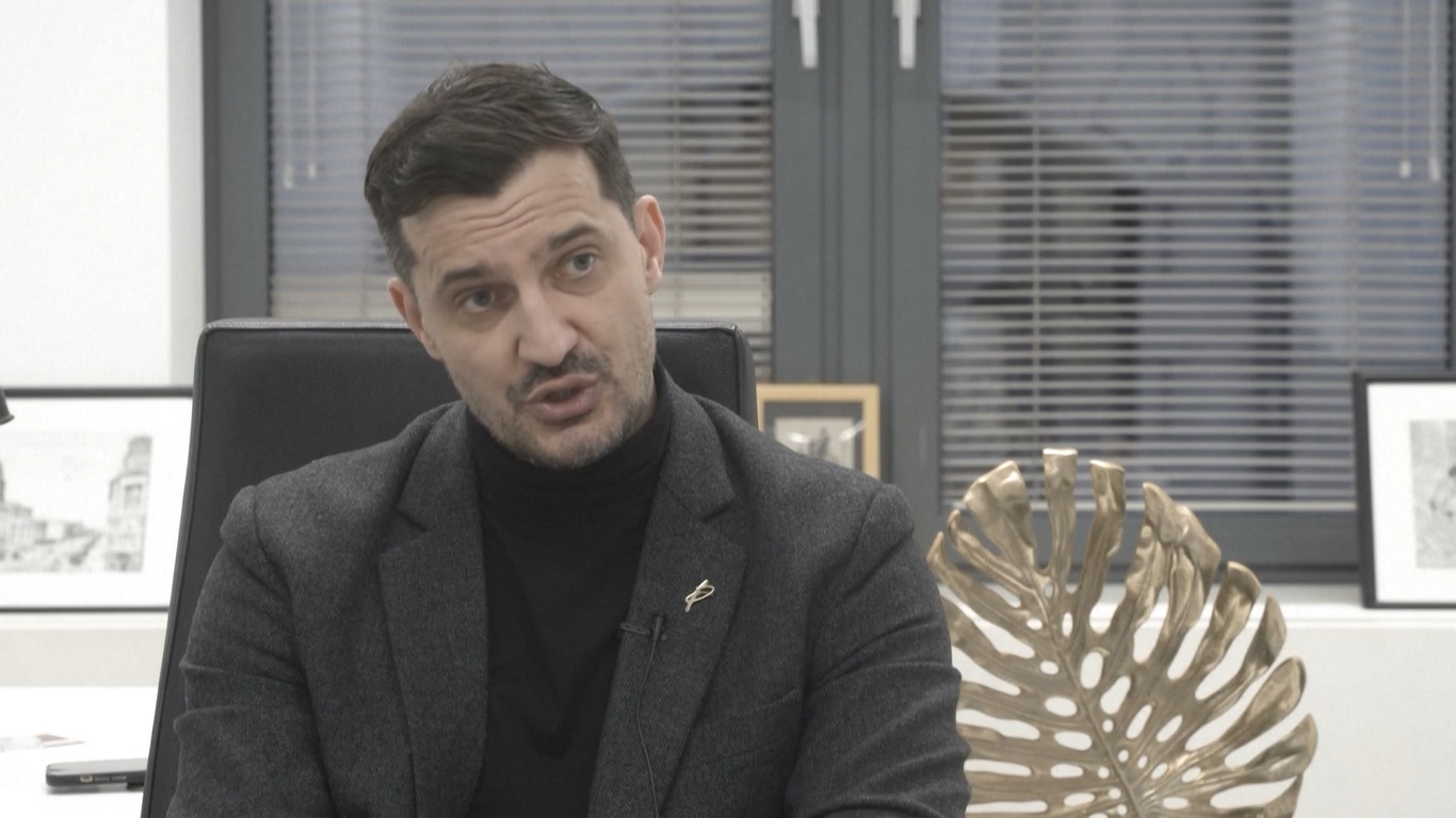 Hongaria adalah salah satu dari enam negara Eropa yang warganya tidak lagi memerlukan visa untuk masuk ke Tiongkok dalam jangka waktu terbatas untuk perjalanan wisata atau bisnis