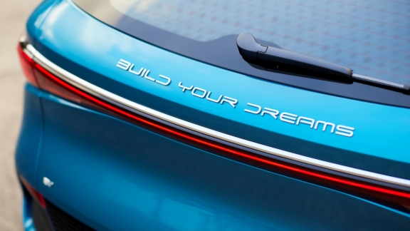 Mereka yang berkecimpung dalam industri otomotif mengatakan pencapaian BYD menyoroti pertumbuhan pesat sektor NEV Tiongkok dan upaya proaktif negara tersebut untuk mempromosikan pembangunan ramah lingkungan dan rendah karbon