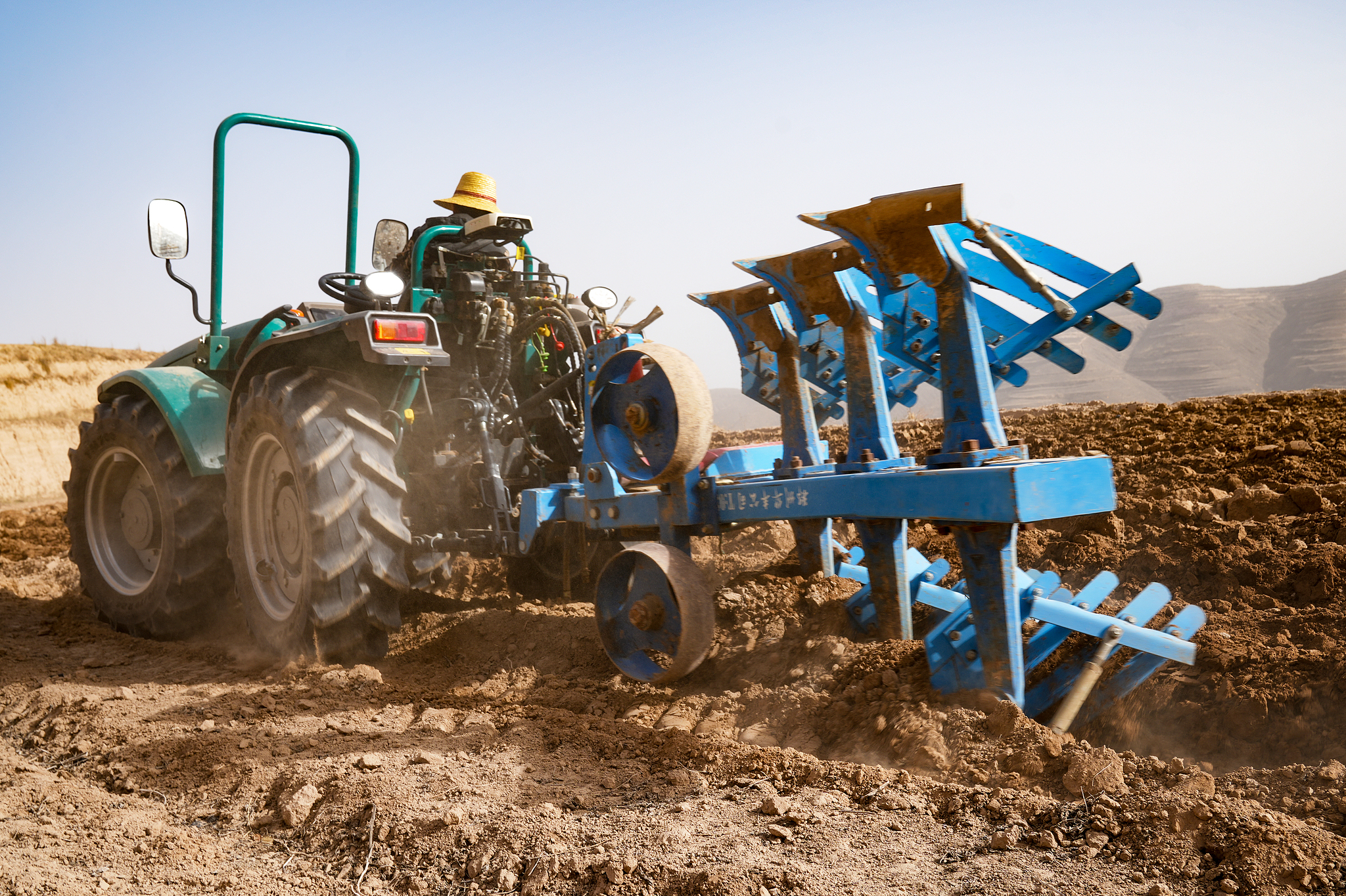 Sebagai produsen dan konsumen biji-bijian terbesar di dunia Tiongkok menyediakan pangan bagi hampir 20 persen populasi global dengan kurang dari 9 persen lahan subur dunia