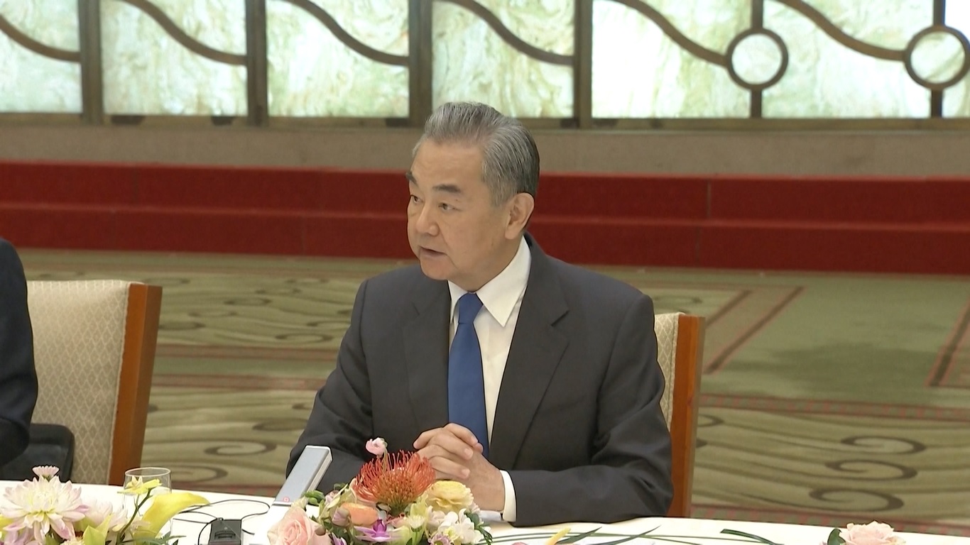 Para Duta Besar atau Kuasa Usaha dari lebih dari 50 negara Afrika untuk Tiongkok dan perwakilan Uni Afrika di Tiongkok menghadiri pertemuan tersebut