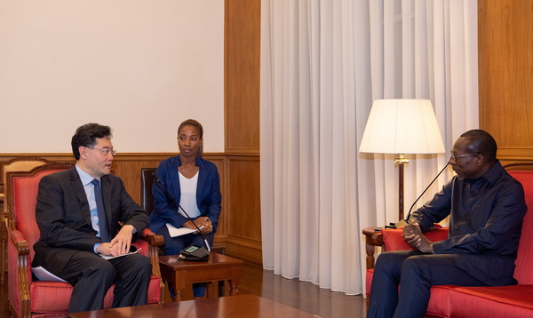 Qin Gang menyampaikan salam hangat Presiden Xi Jinping dan mengatakan bahwa Tiongkok dan Benin selalu saling menghormati dan memperlakukan satu sama lain secara setara selama setengah abad