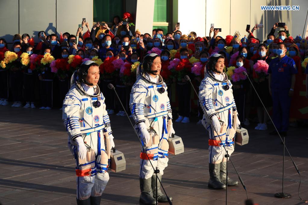 Tiga astronot dari misi berawak Shenzhou-14 dianugerahi medali atas pengabdian mereka pada upaya antariksa Tiongkok