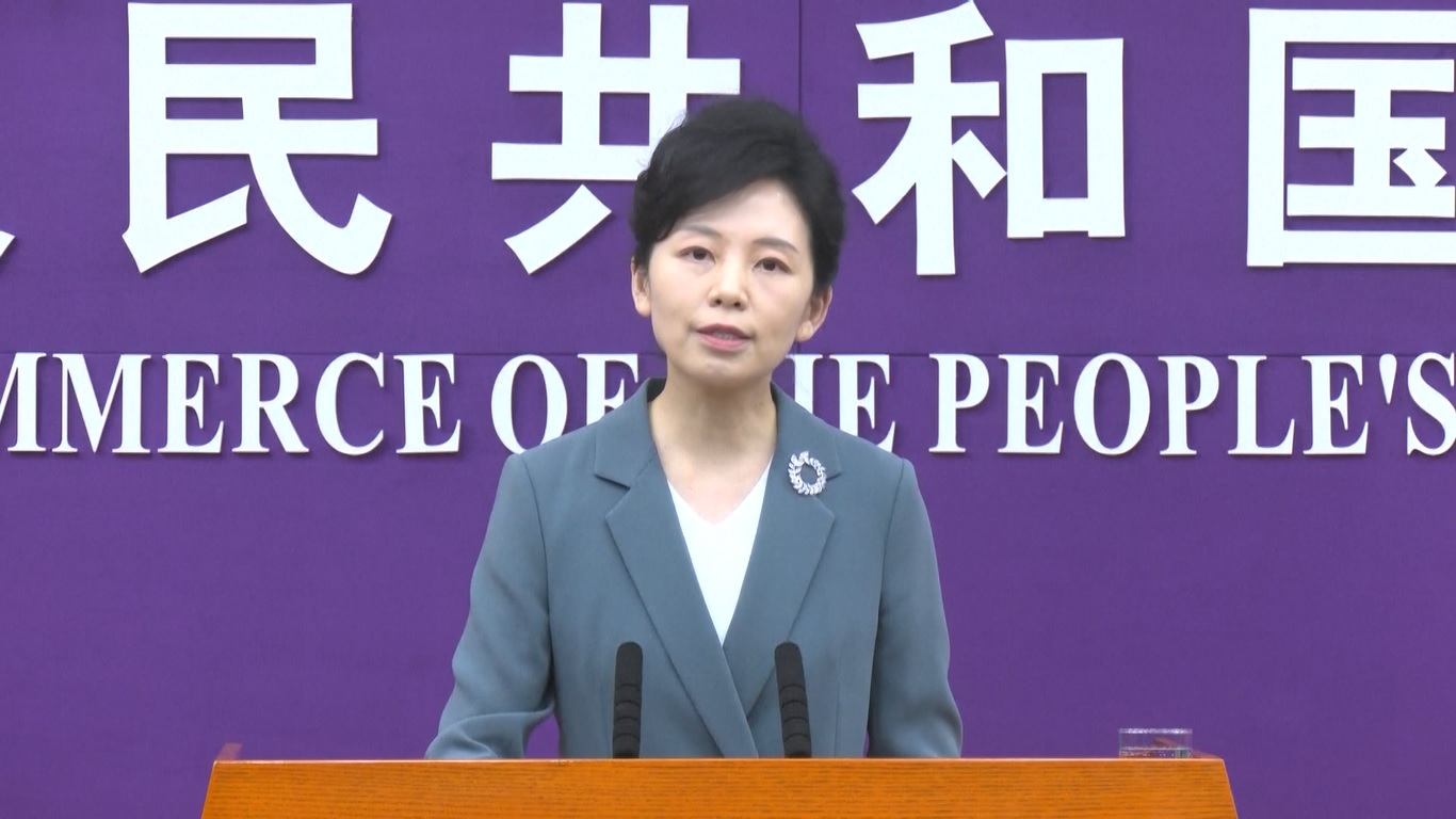 Berbicara pada konferensi pers rutin