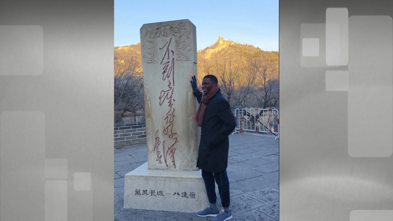 Mitchell tiba di Beijing pada hari Sabtu (11/1) lalu untuk kunjungan tujuh hari ke Tiongkok karena tahun ini menandai peringatan 20 tahun dimulainya kembali hubungan diplomatik antara kedua negara