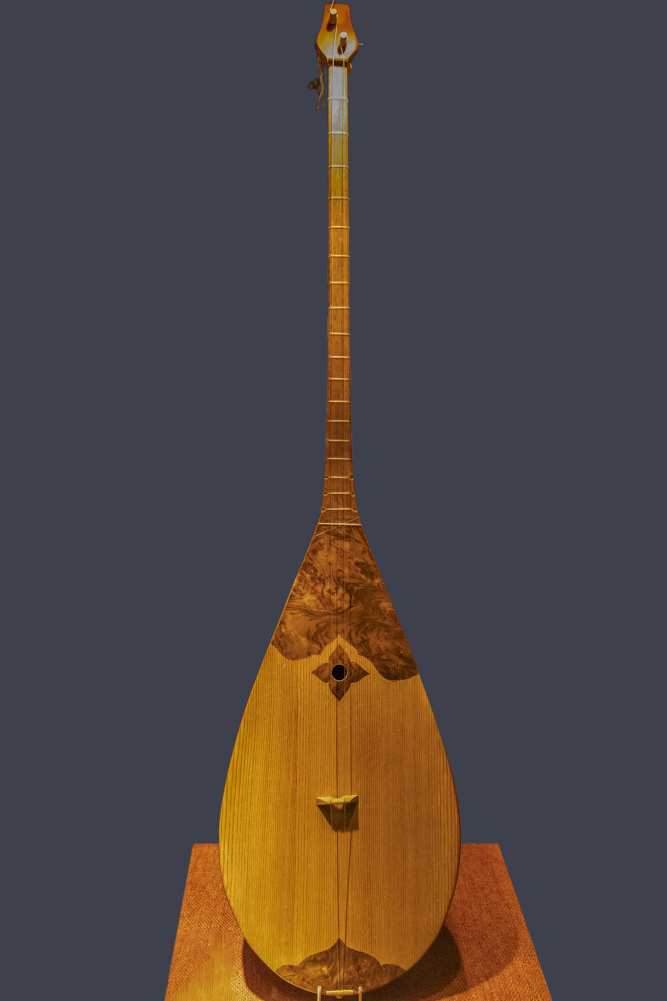 Digunakan dalam cerita epik dan perayaan yang menggembirakan