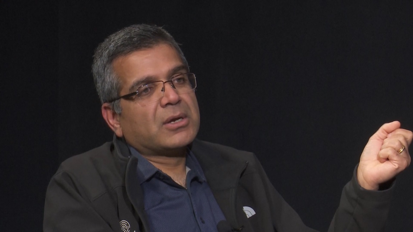 Ia juga mengakui bahwa model AI DeepSeek telah memicu narasi yang didorong oleh rasa takut yang membingkainya sebagai bagian dari persaingan antara Tiongkok dan AS