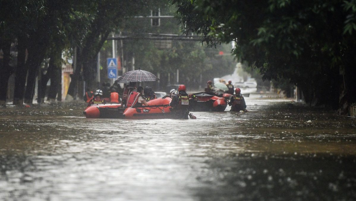 Hujan Lebat Dan Angin Kencang Menerjang Tiongkok