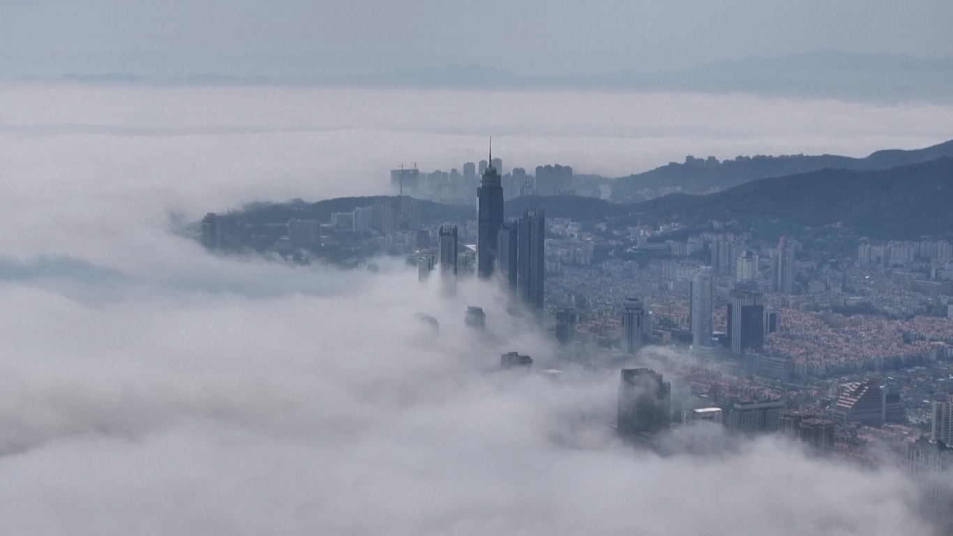 Kabut dan puncak gunung saling terkait