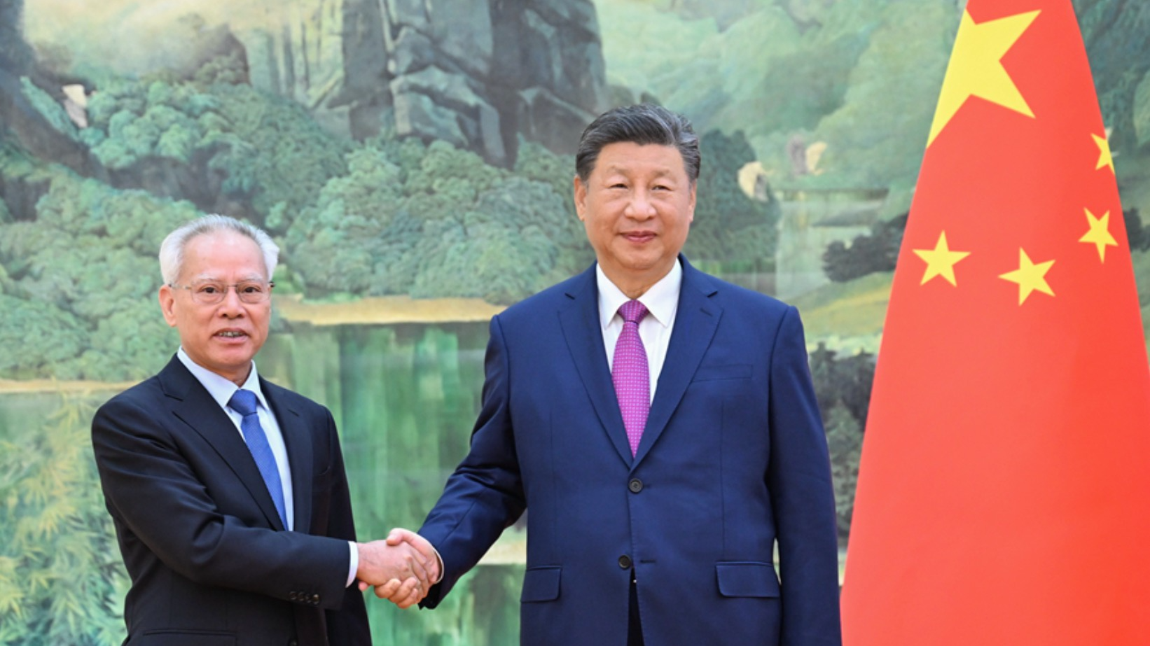 Xi mengucapkan selamat kepada Sam atas pengangkatannya dan memuji dia karena memegang teguh pendirian untuk mencintai negara dan Makau dengan sungguh-sungguh memenuhi tugasnya dan berkontribusi pada kemakmuran dan stabilitas Makau