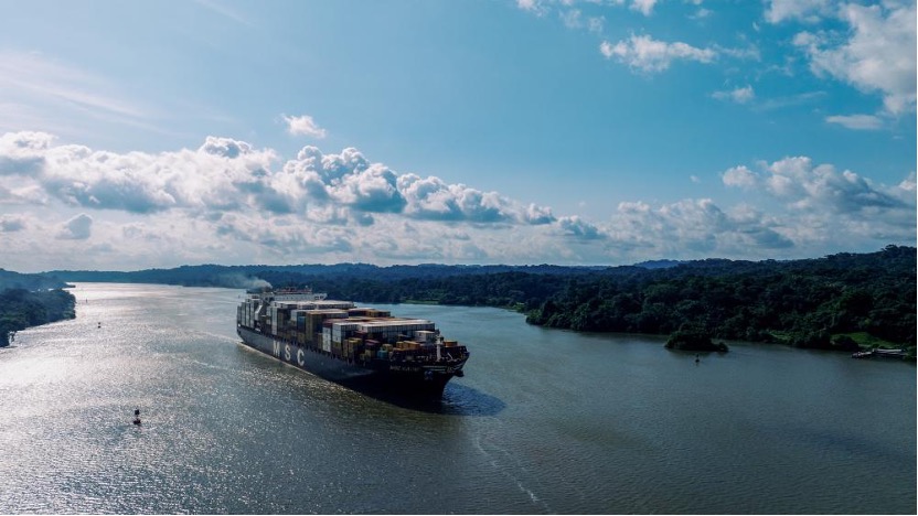 Terusan Panama merupakan jalur perairan strategis utama di Amerika Tengah yang menghubungkan Samudra Pasifik dan Atlantik