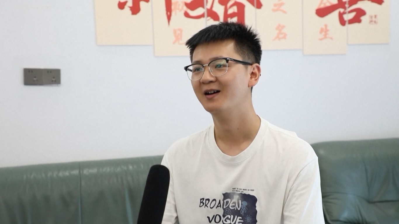 Tukang Reparasi Sepeda Motor Tiongkok 'Melukis' Mimpi Artistik dengan Oli Mesin