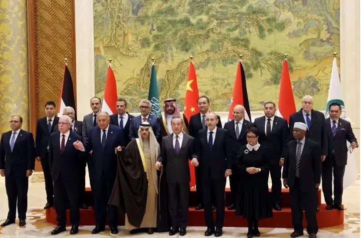 Menteri Luar Negeri Saudi Pangeran Faisal bin Farhan Al Saud mengatakan “Kami di sini untuk mengirimkan sinyal yang jelas: yaitu kita harus segera menghentikan pertempuran dan pembunuhan kita harus segera mengirimkan pasokan kemanusiaan ke Gaza”