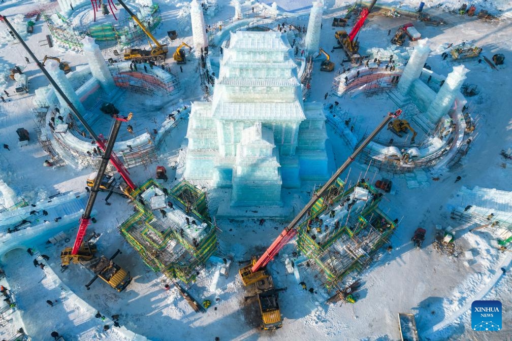 Harbin Ice-Snow World merupakan taman hiburan musiman terkenal di Harbin yang sangat populer setiap musim dingin