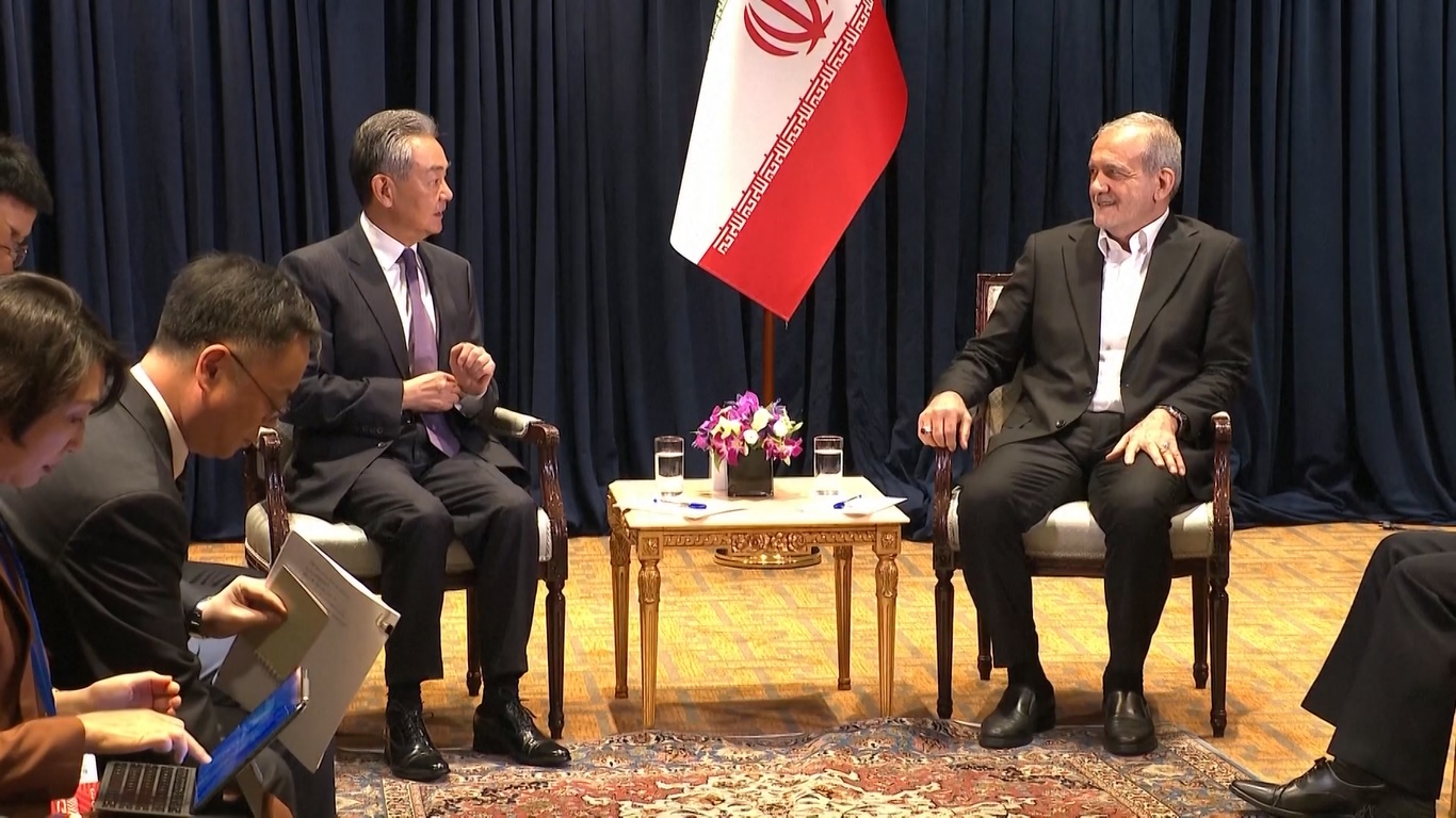 Wang mengatakan Tiongkok mendukung negara-negara Arab dan Islam dalam bersatu dan dalam menyuarakan pendapat yang lebih kuat untuk mencapai perdamaian abadi di Timur Tengah pada tahap awal