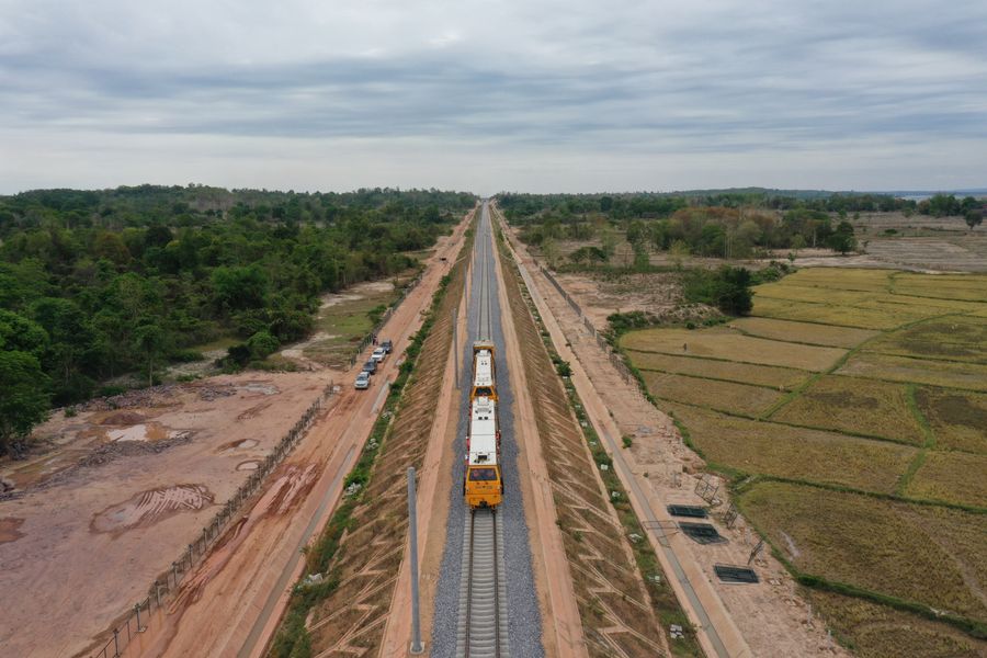 Jalur kereta api Tiongkok-Laos Jalur kereta api Tiongkok-Laos telah menjadi gambaran hidup pembangunan bersama Sabuk dan Jalan yang berkualitas tinggi bagi Tiongkok dan negara-negara ASEAN
