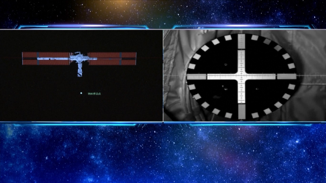 Tiga astronot yang berada di dalamnya