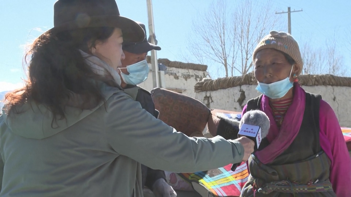 Tiga tim dari unit polisi khusus dari Biro Keamanan Publik Xigaze terlihat membantu penduduk desa menyelamatkan jelai dataran tinggi dari reruntuhan