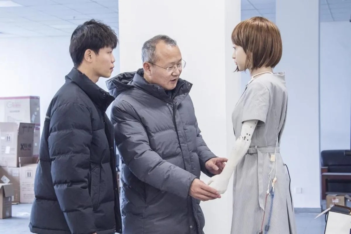 Seiring dengan kemajuan kemampuan interaksi emosional robot humanoid robot-robot yang dilengkapi dengan kecerdasan emosional dan intelektual tinggi ini akan banyak digunakan di panti-panti jompo taman kanak-kanak sekolah pendidikan khusus dan lingkungan lainnya