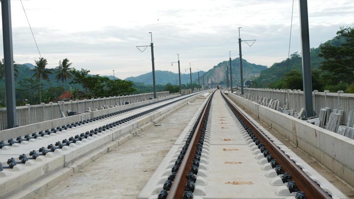 Track Laying atau pemasangan rel Kereta Cepat Jakarta-Bandung (KCJB) rampung
