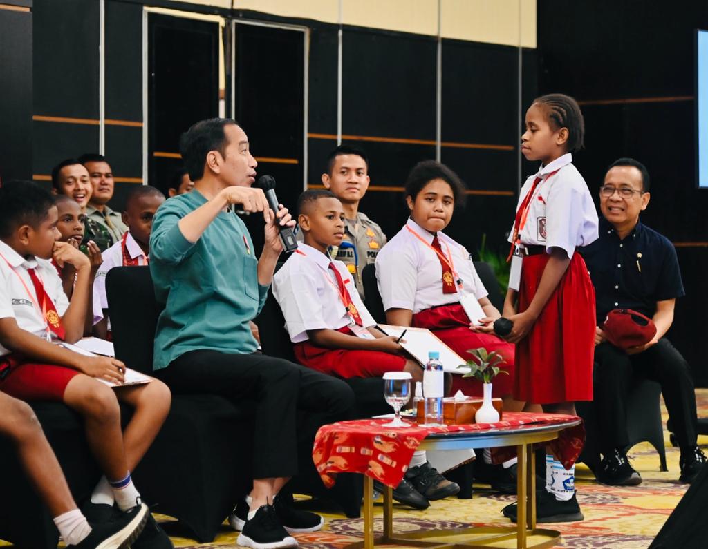 Presiden Jokowi pun mengapresiasi para pelajar Papua yang dinilainya pintar dan berani Presiden Jokowi berpesan agar anak-anak tersebut bisa terus semangat belajar