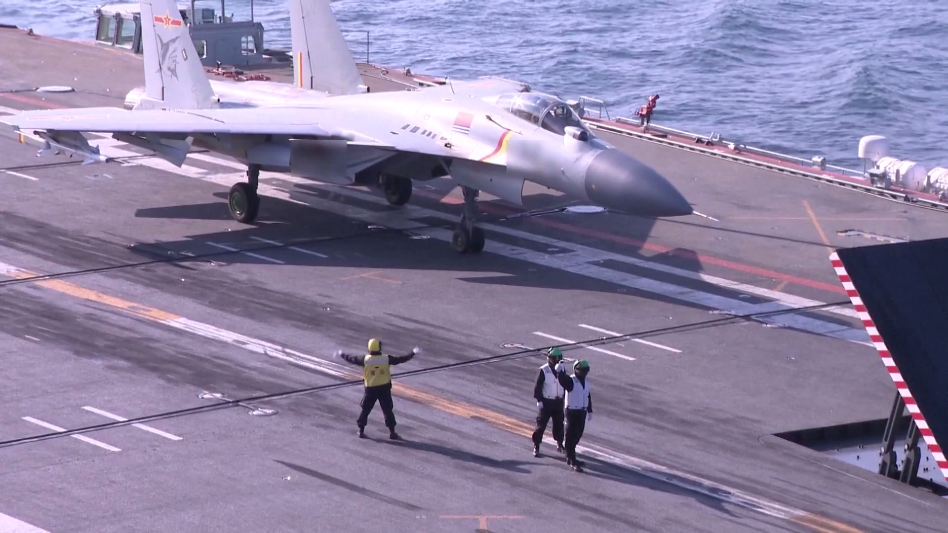 Sinyal tangan yang tidak terucapkan memainkan peran penting di dek penerbangan kapal induk yang tidak memungkinkan komunikasi verbal