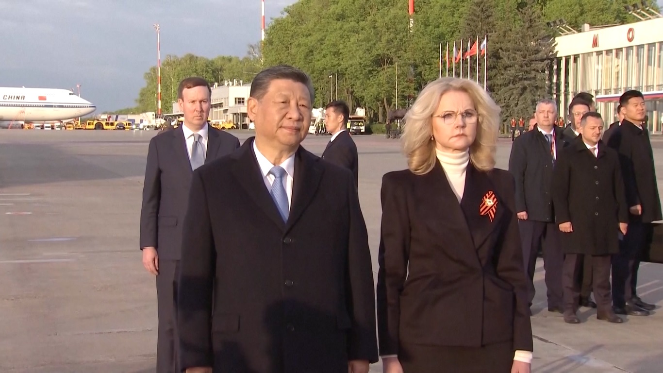 Pesawat Xi dikawal ke ibu kota Rusia oleh jet tempur yang dikirim oleh Angkatan Udara Rusia setelah memasuki wilayah udara negara tersebut