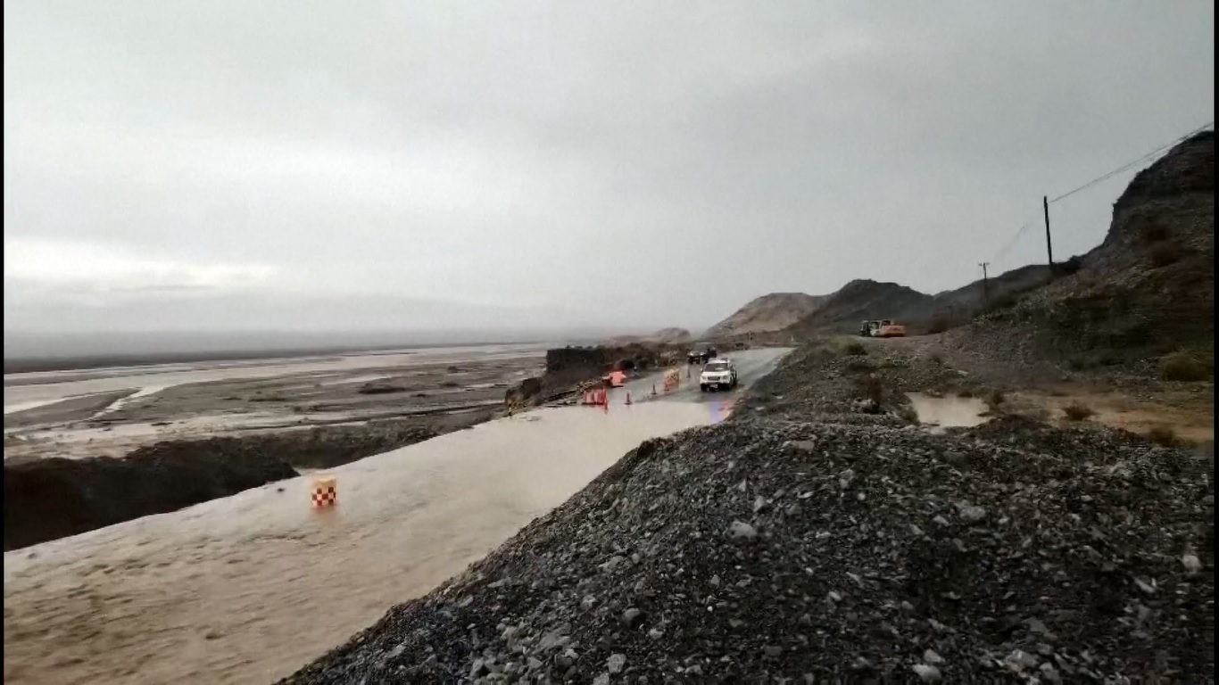 Hujan Deras di Xinjiang Selatan Memicu Banjir dan Memblokir Jalan