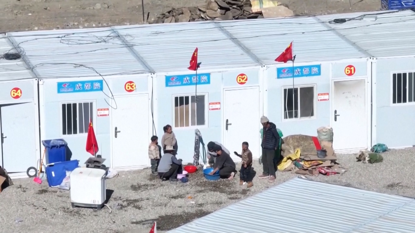 Beberapa organisasi saat ini terlibat dalam pembangunan perumahan sementara