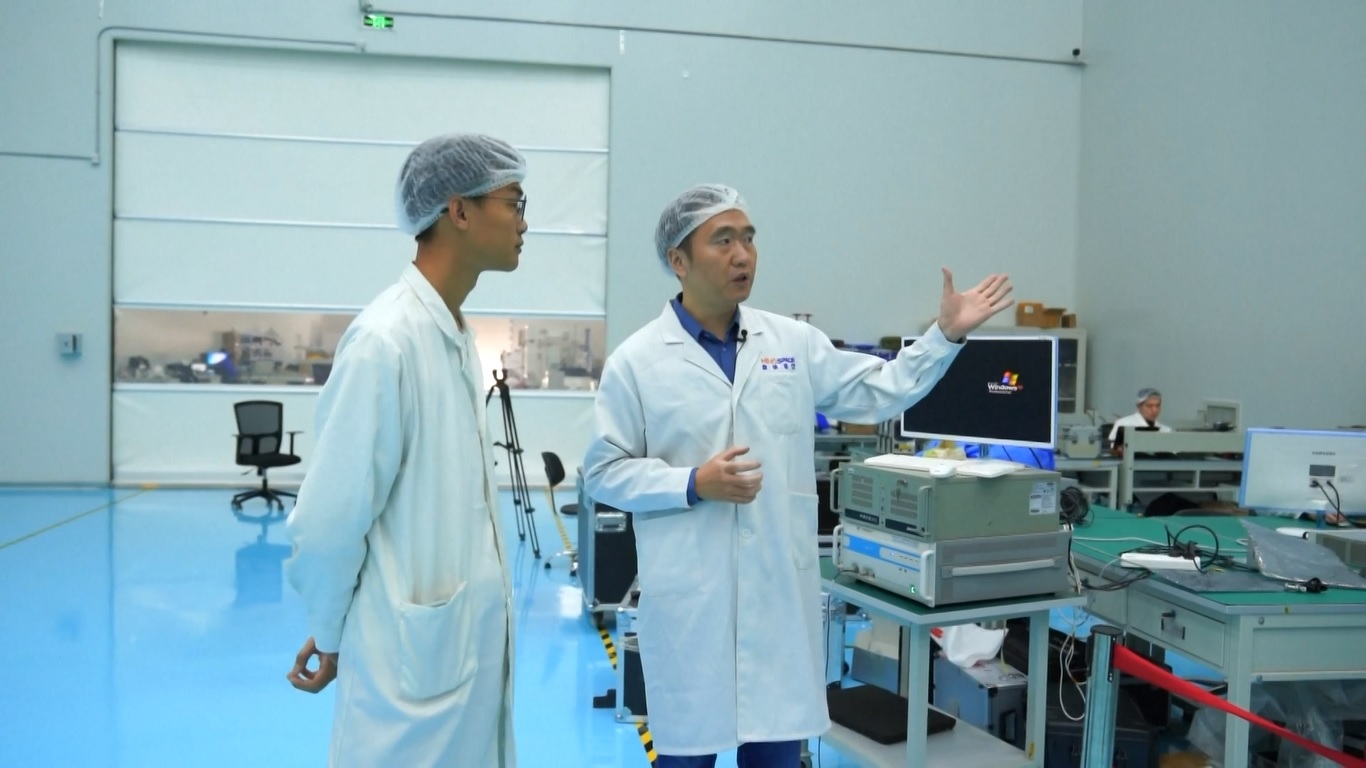 Di sebuah pabrik satelit di Beijing