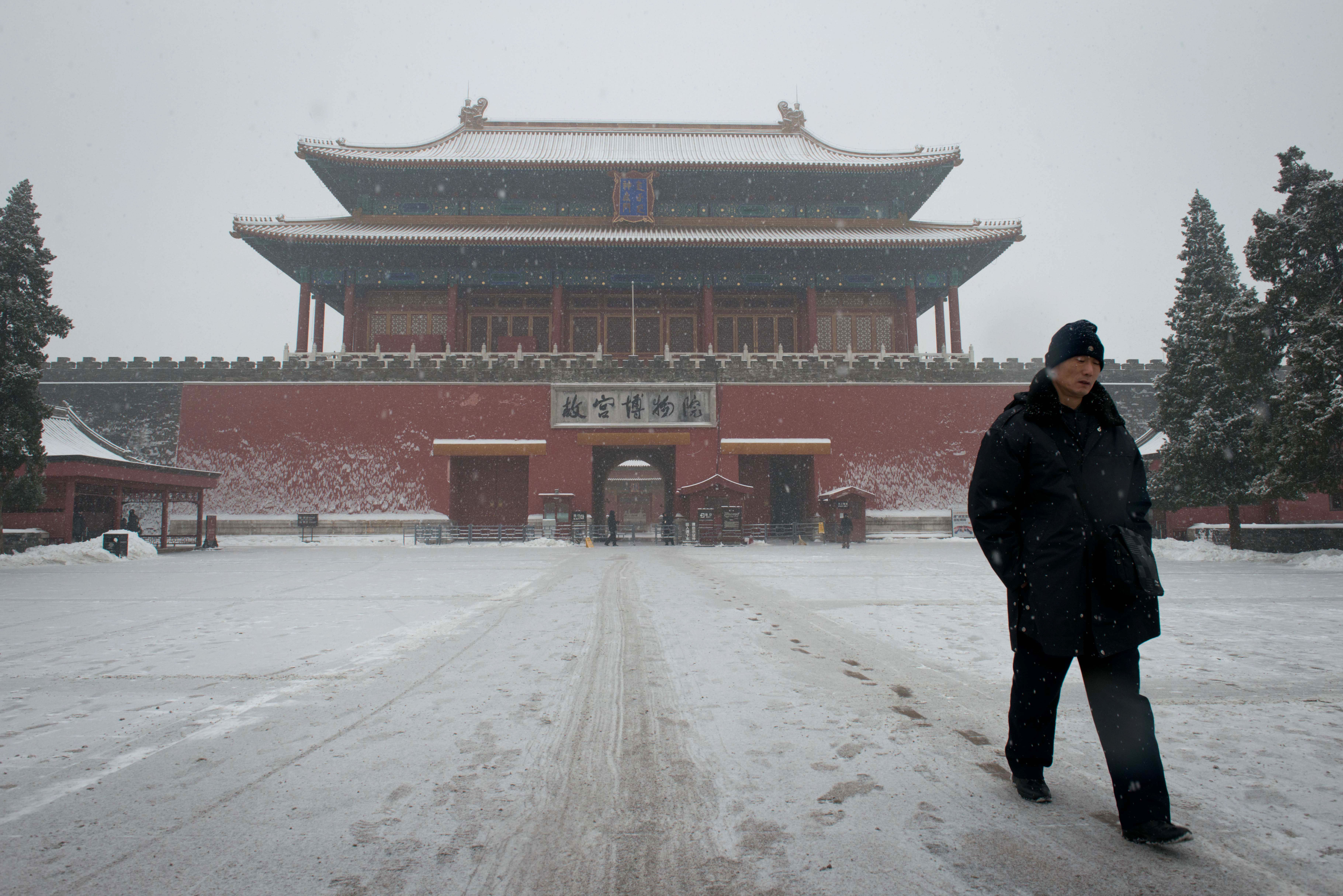 Udara dingin diperkirakan akan membawa angin kencang dan suhu turun ke kota selama akhir pekan dimulai dengan periode singkat hujan ringan pada hari Jumat