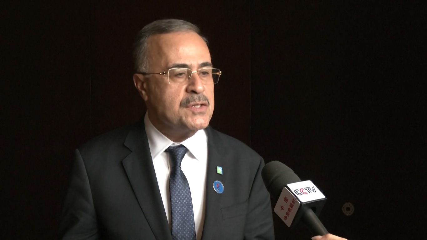 Para eksekutif dari banyak perusahaan multinasional telah secara intensif datang ke Tiongkok untuk mendiskusikan kerja sama dan mencari peluang bisnis