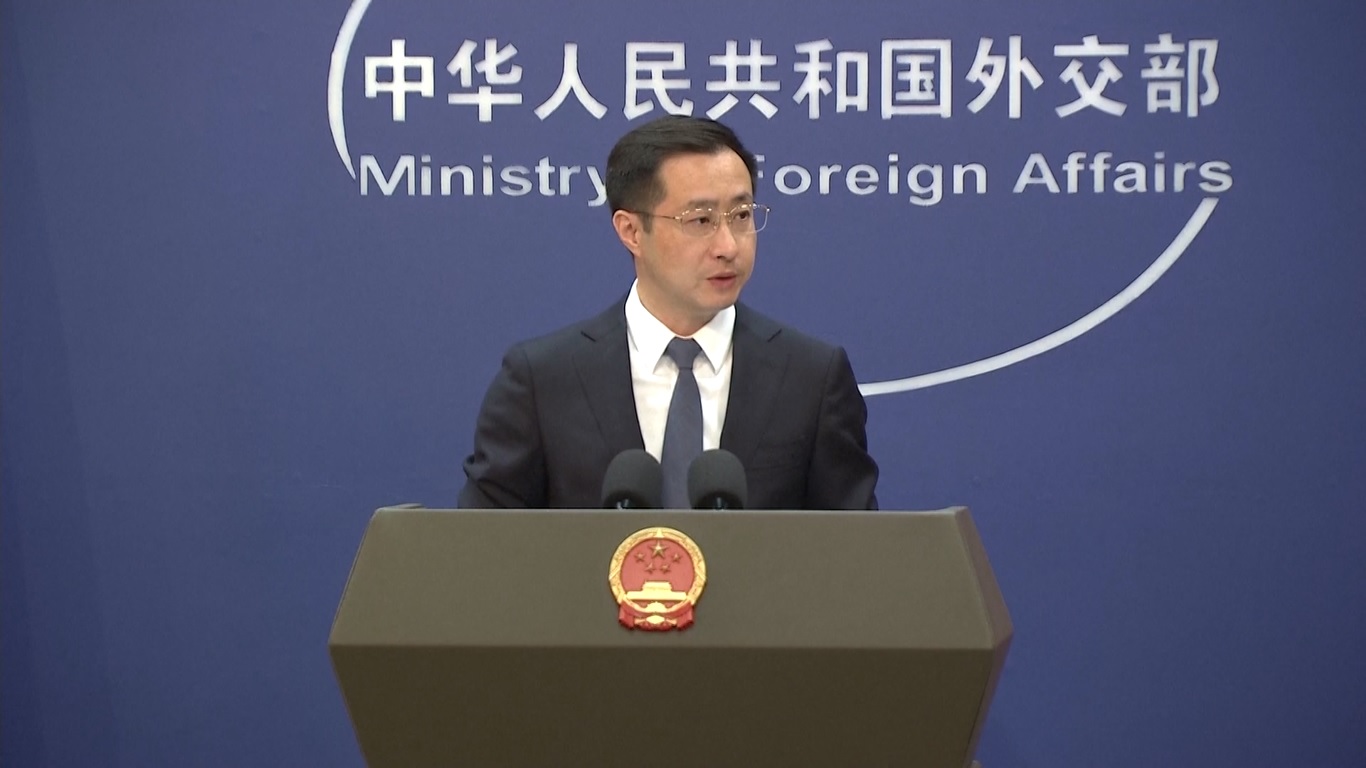 Lin menyampaikan pernyataan tersebut saat menanggapi pertanyaan media tentang rencana Washington untuk memberlakukan aturan yang lebih ketat pada perusahaan asing yang terdaftar di pasar saham Amerika